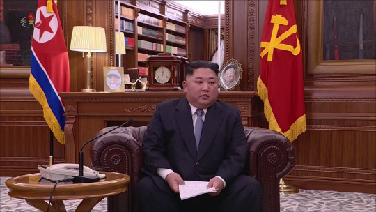 金, 소파에 앉아 육성 신년사김정은 북한 국무위원장이 1일 오전 9시에 노동당 중앙위원회 청사에서 육성으로 신년사를 발표하고 있다. 김정은 위원장은 예전과 달리 올해는 소파에 앉아 신년사를 발표했다.    연합뉴스